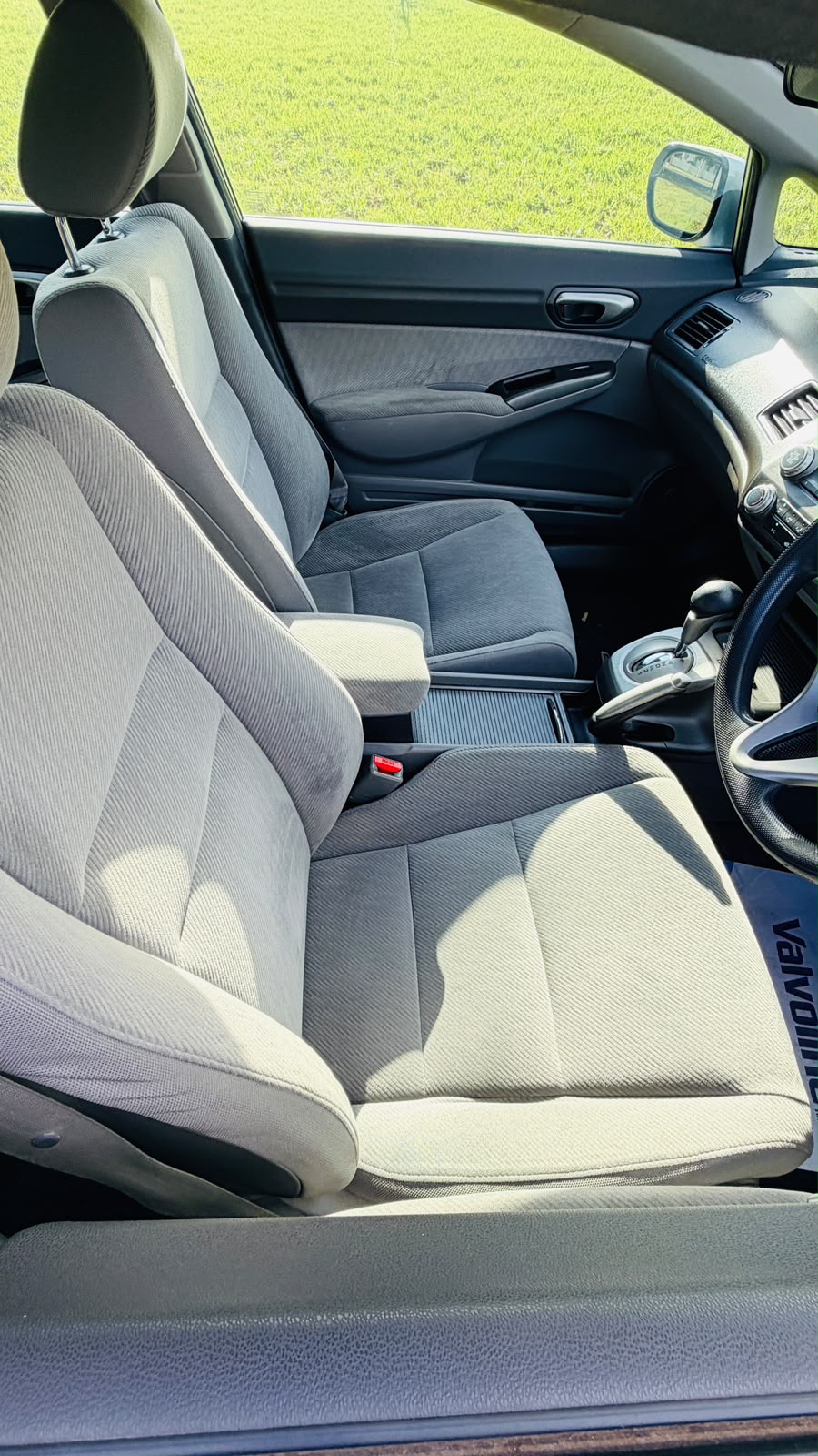 2009 Honda Civic VTi — front seats