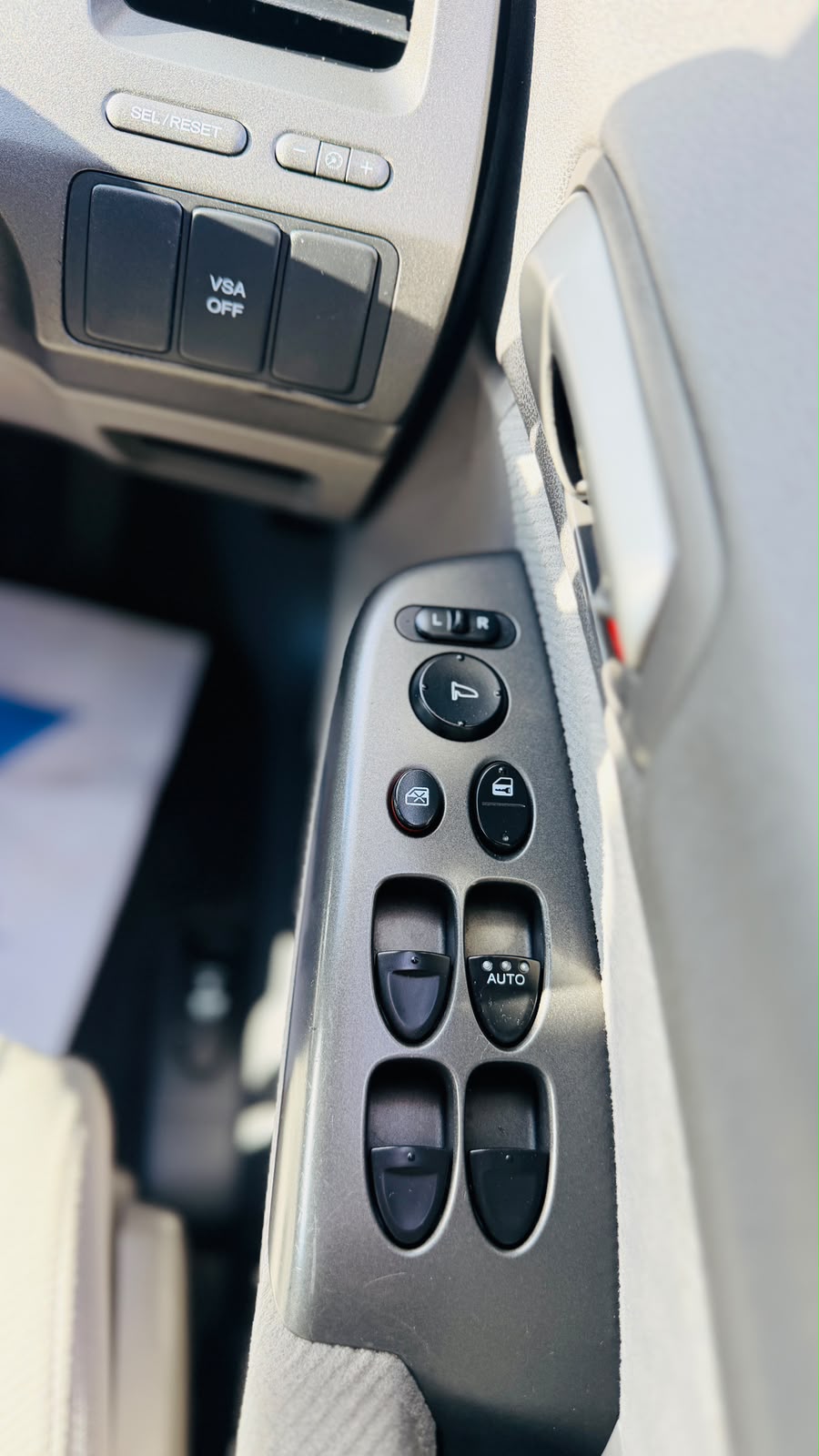 2009 Honda Civic VTi — driver door controls